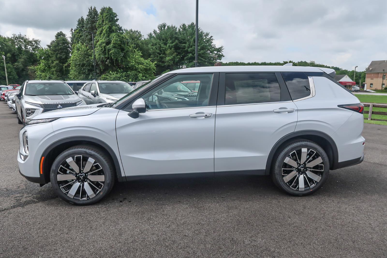 2025 Mitsubishi Outlander SE