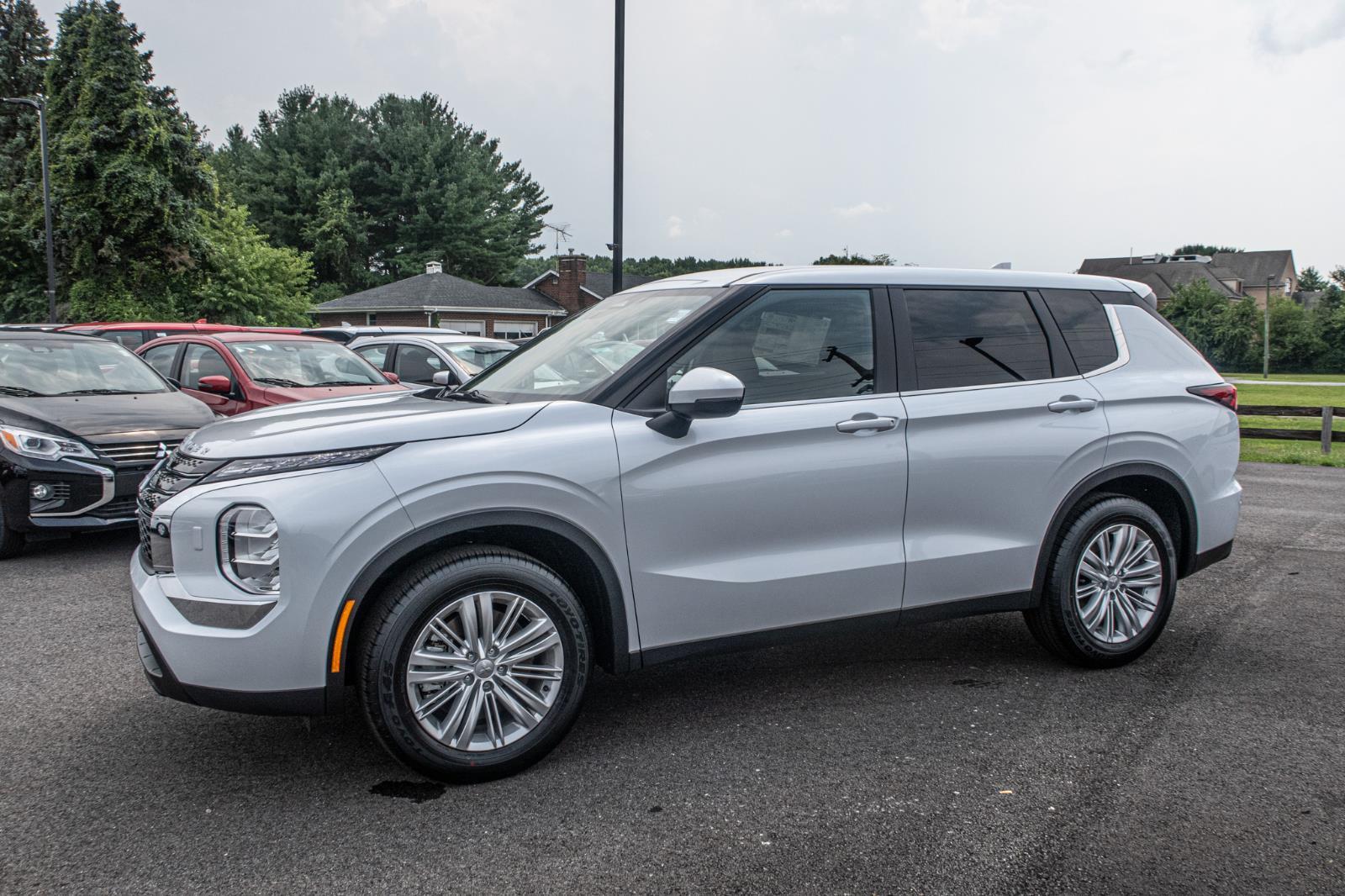 2024 Mitsubishi Outlander ES