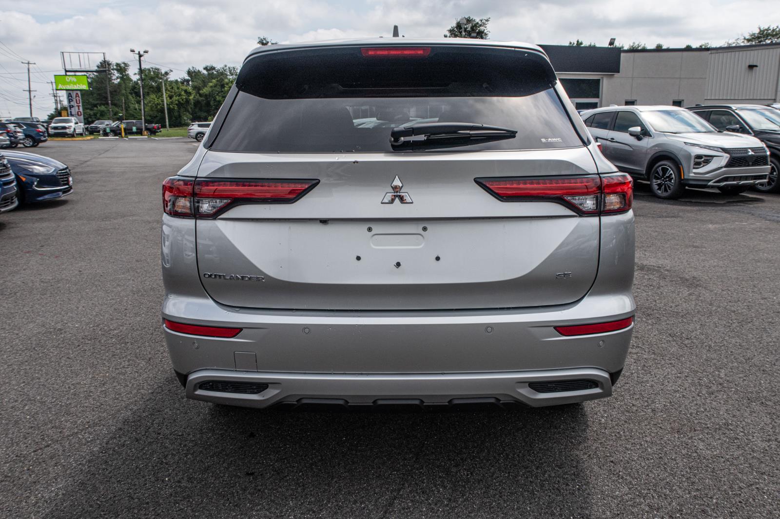 2024 Mitsubishi Outlander SE