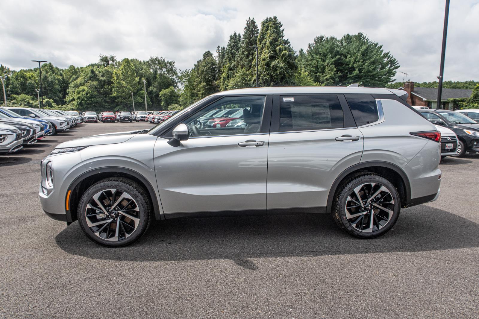 2024 Mitsubishi Outlander SE