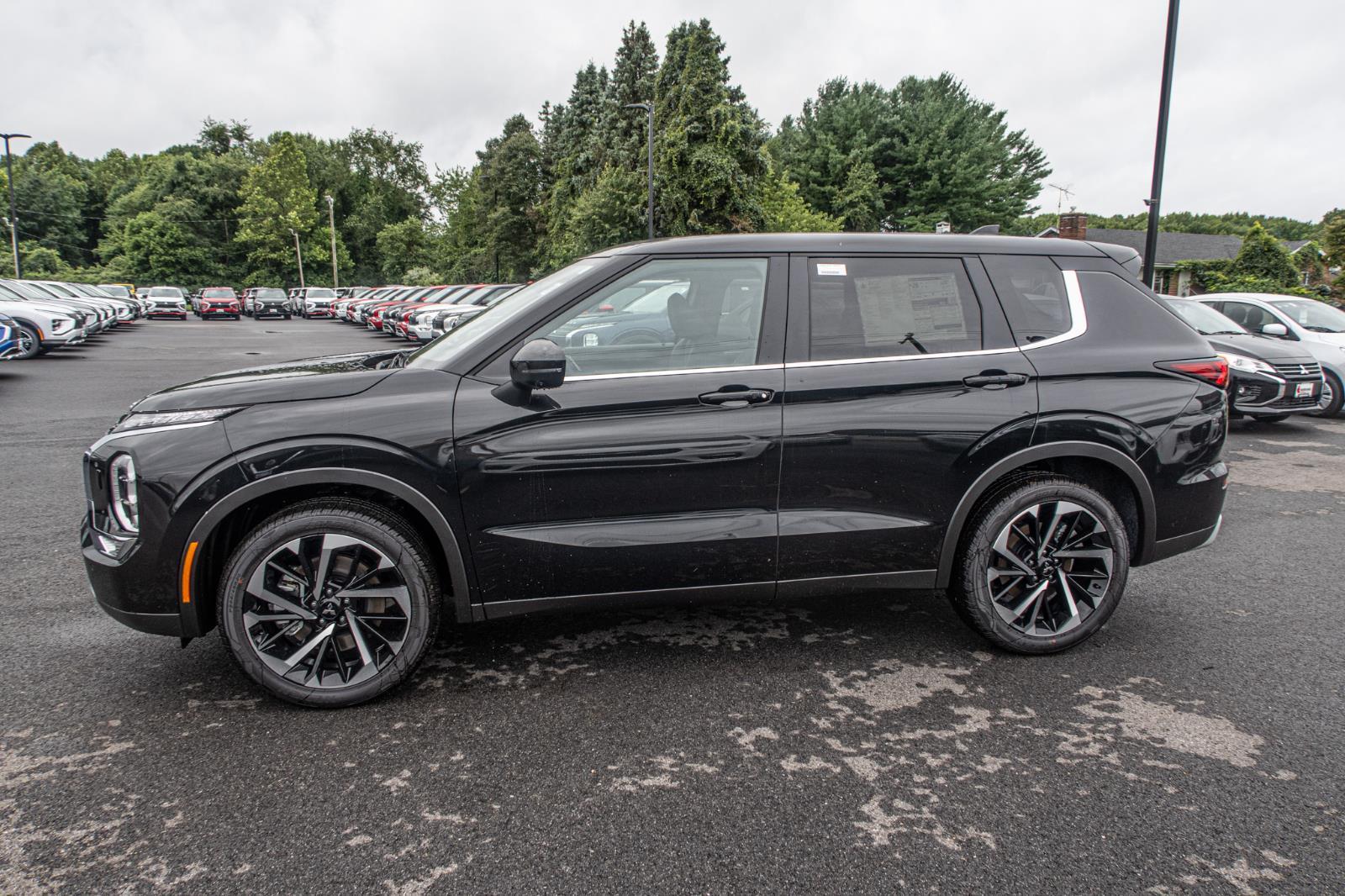 2024 Mitsubishi Outlander SE