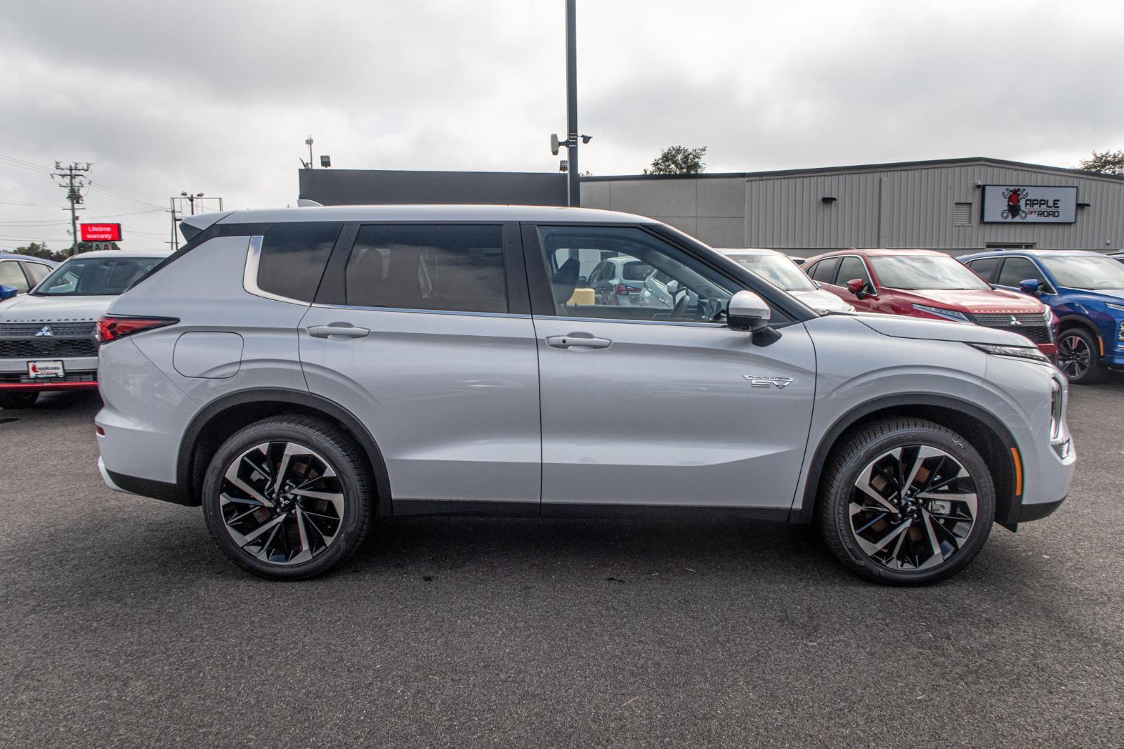 2024 Mitsubishi Outlander PHEV SE