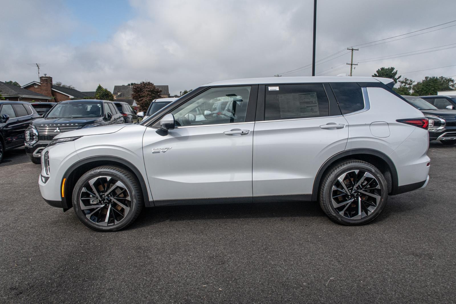 2024 Mitsubishi Outlander PHEV SE