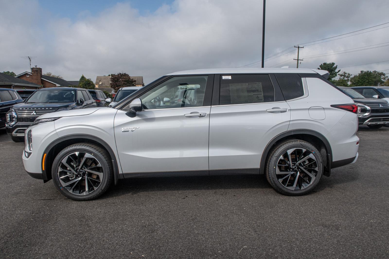 2024 Mitsubishi Outlander PHEV SE