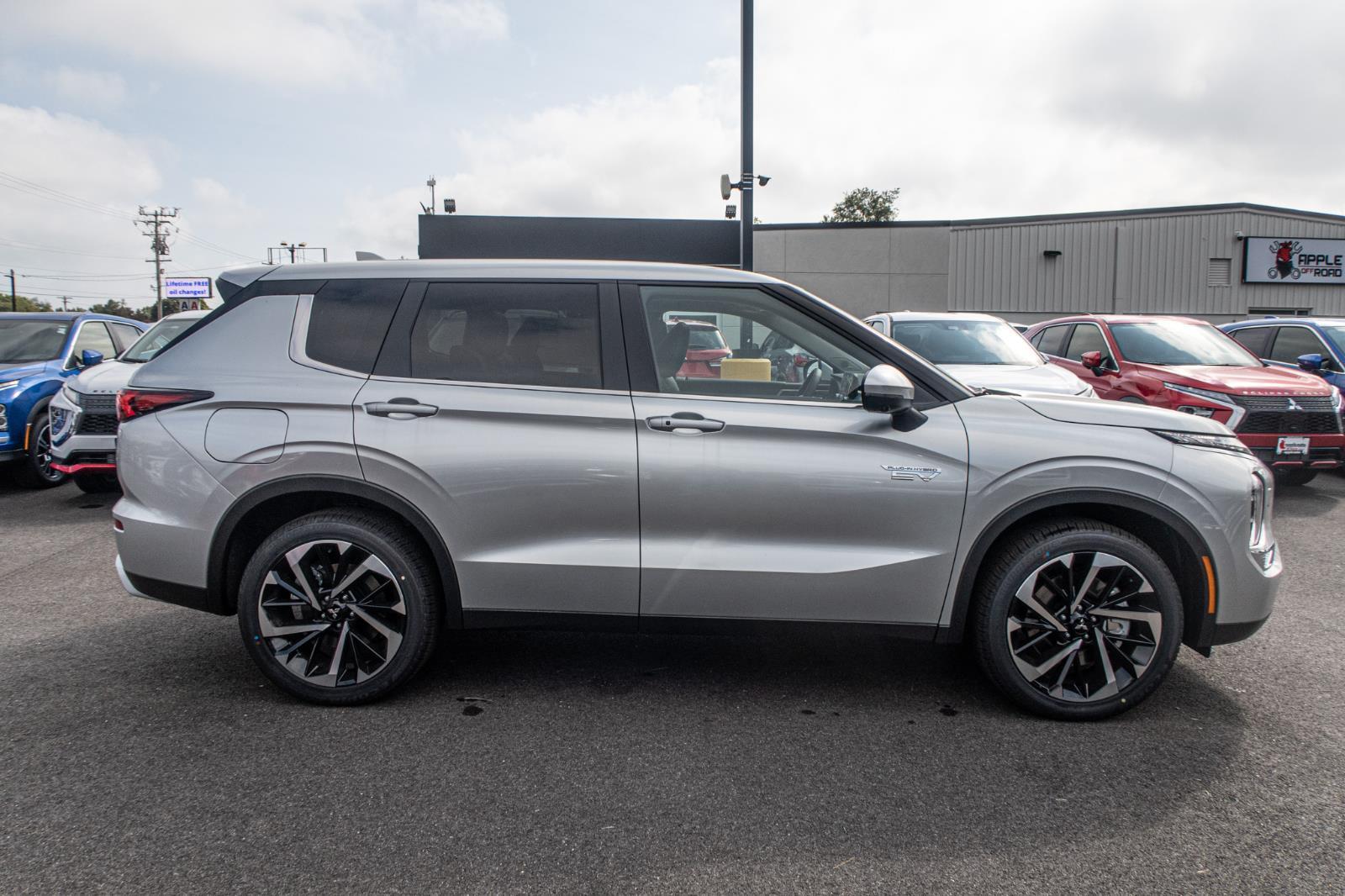 2024 Mitsubishi Outlander PHEV SE