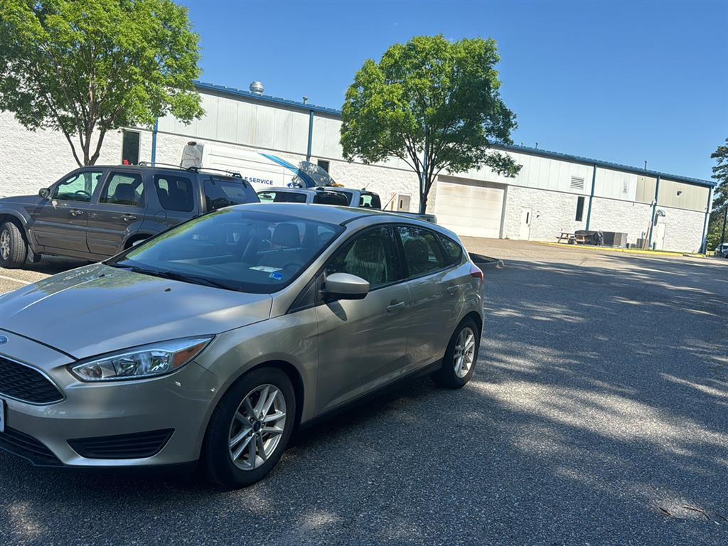 White Gold 2018 Ford Focus SE Hatchback Hatchback Front-Wheel Drive 6-Speed Automatic