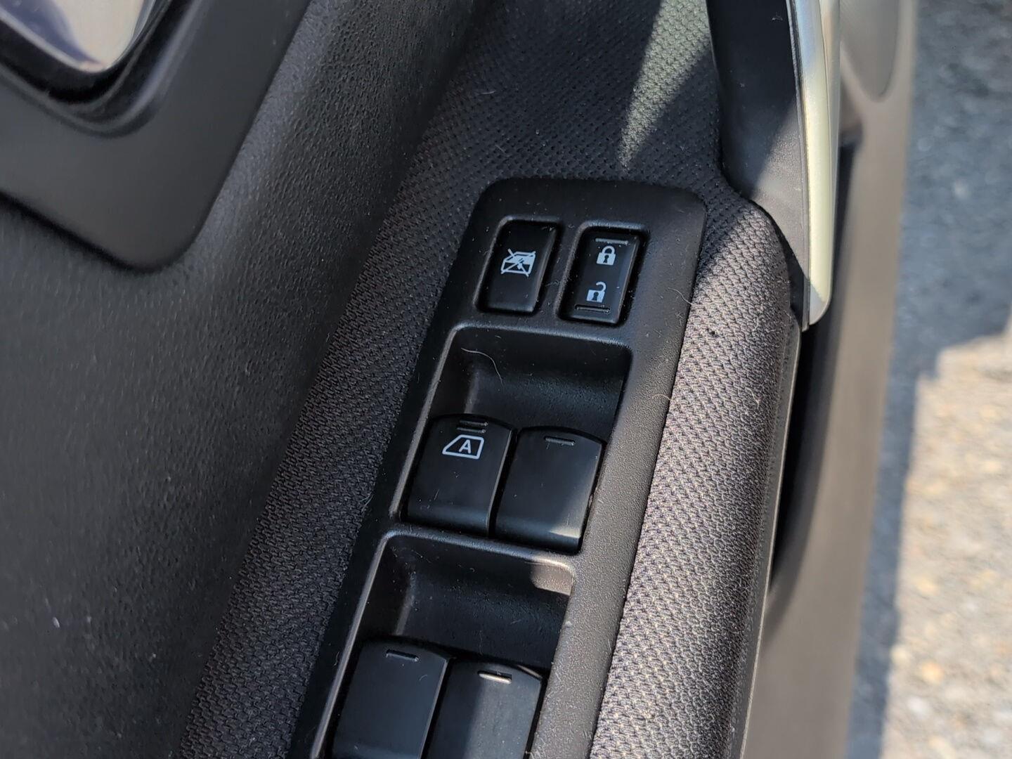 2013 Nissan Rogue S photo 14