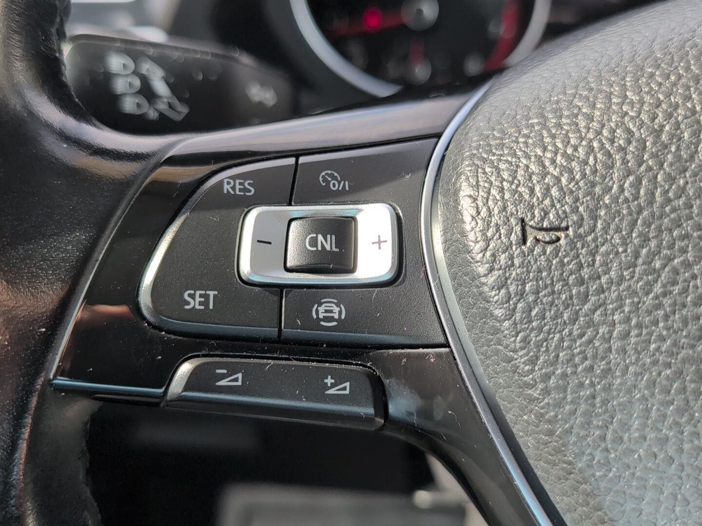 2019 Volkswagen Tiguan SEL R-Line photo 16