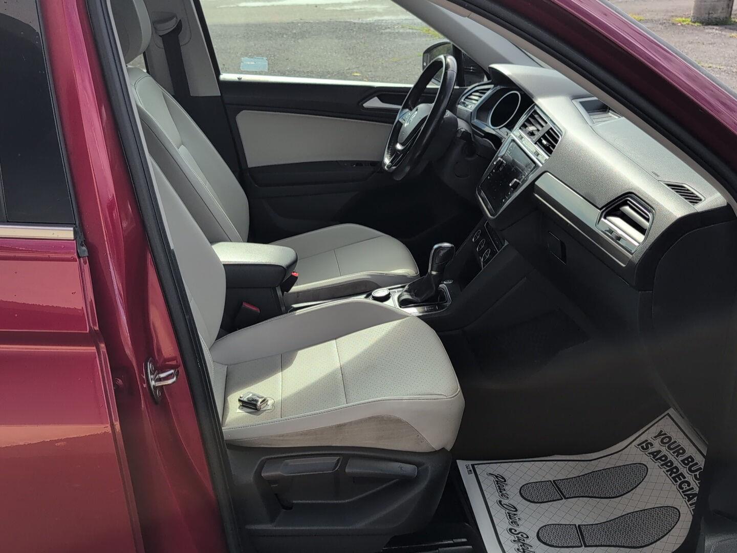 2019 Volkswagen Tiguan SEL R-Line photo 33