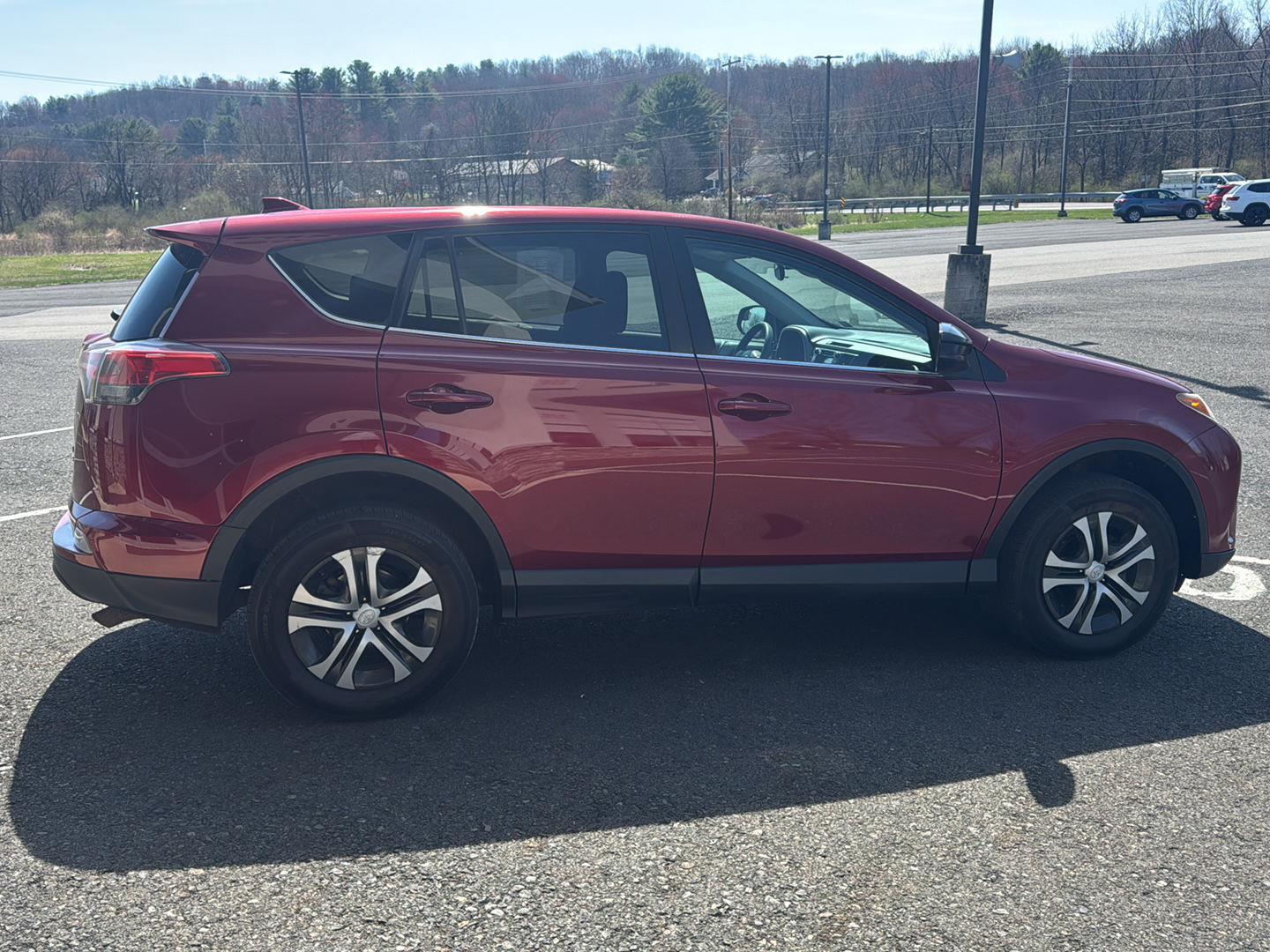 2018 Toyota RAV4 LE - Photo 16