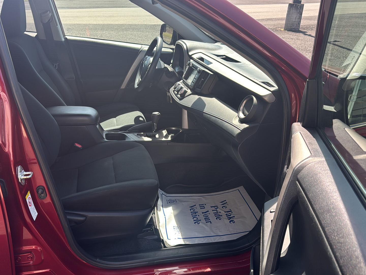 2018 Toyota RAV4 LE - Photo 26