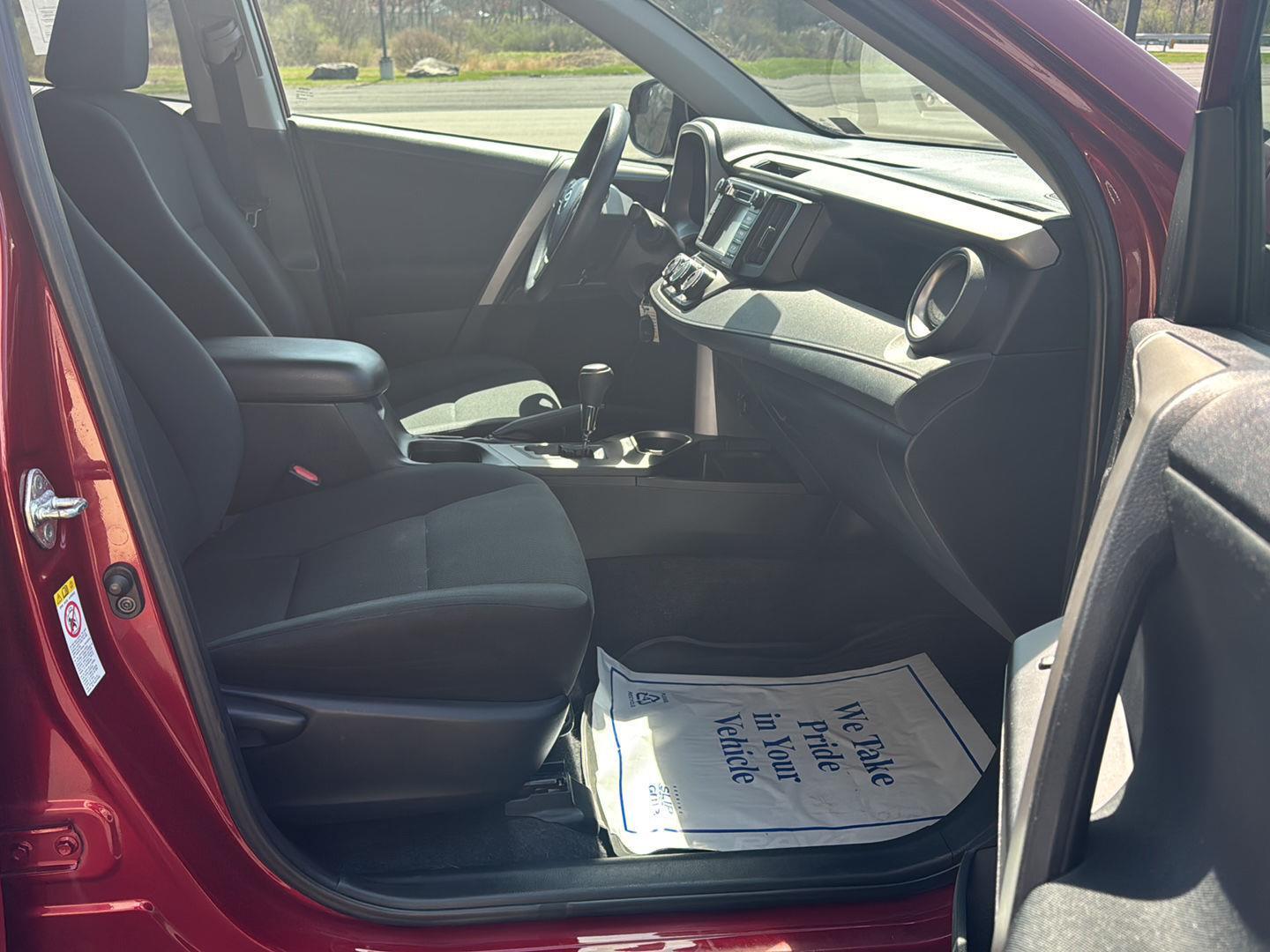 2018 Toyota RAV4 LE - Photo 27