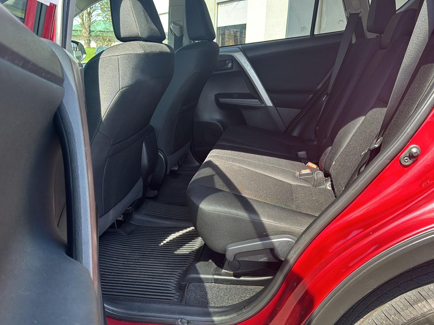 2018 Toyota RAV4 LE - Photo 29