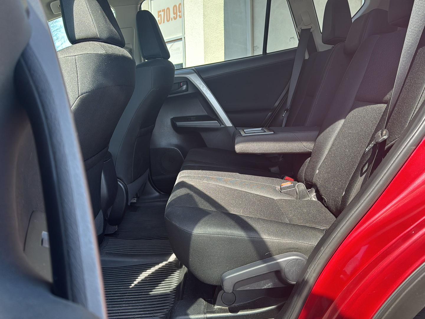 2018 Toyota RAV4 LE - Photo 30