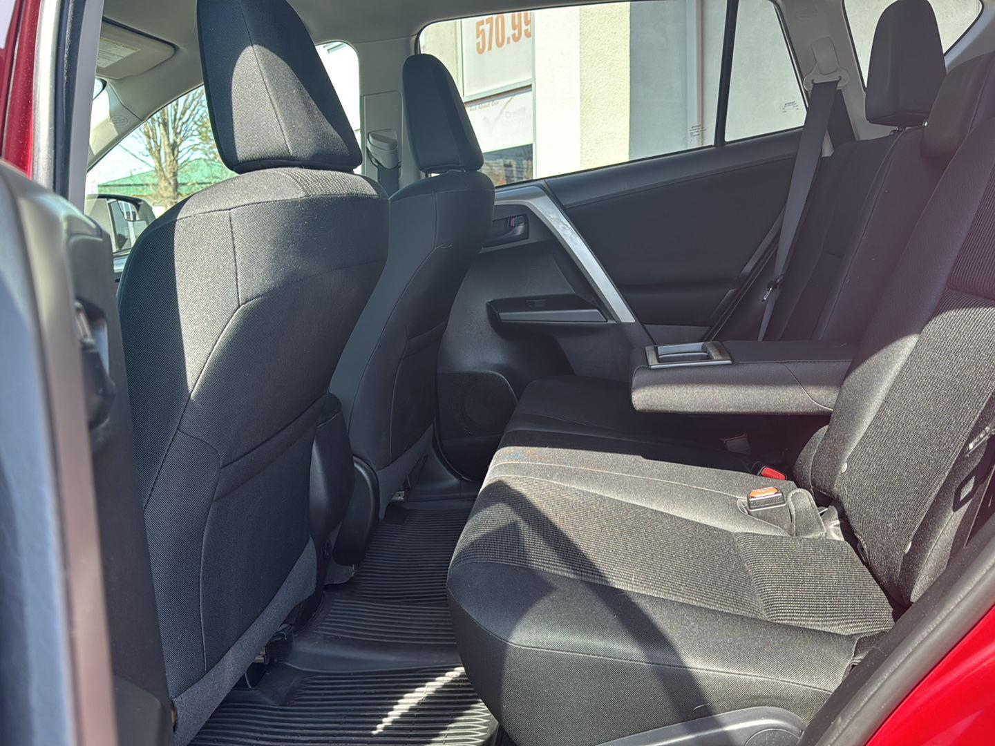 2018 Toyota RAV4 LE - Photo 31