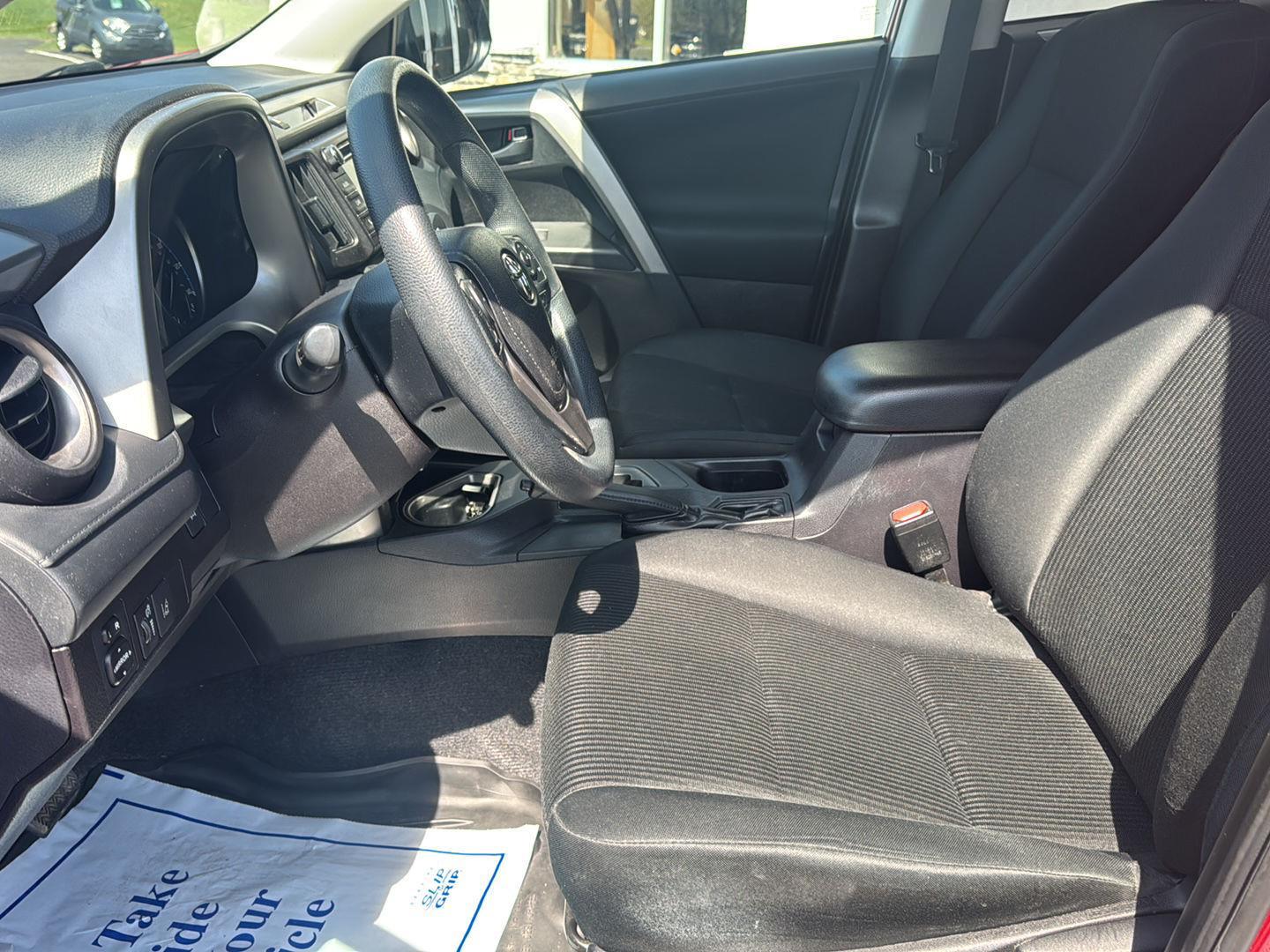 2018 Toyota RAV4 LE - Photo 19