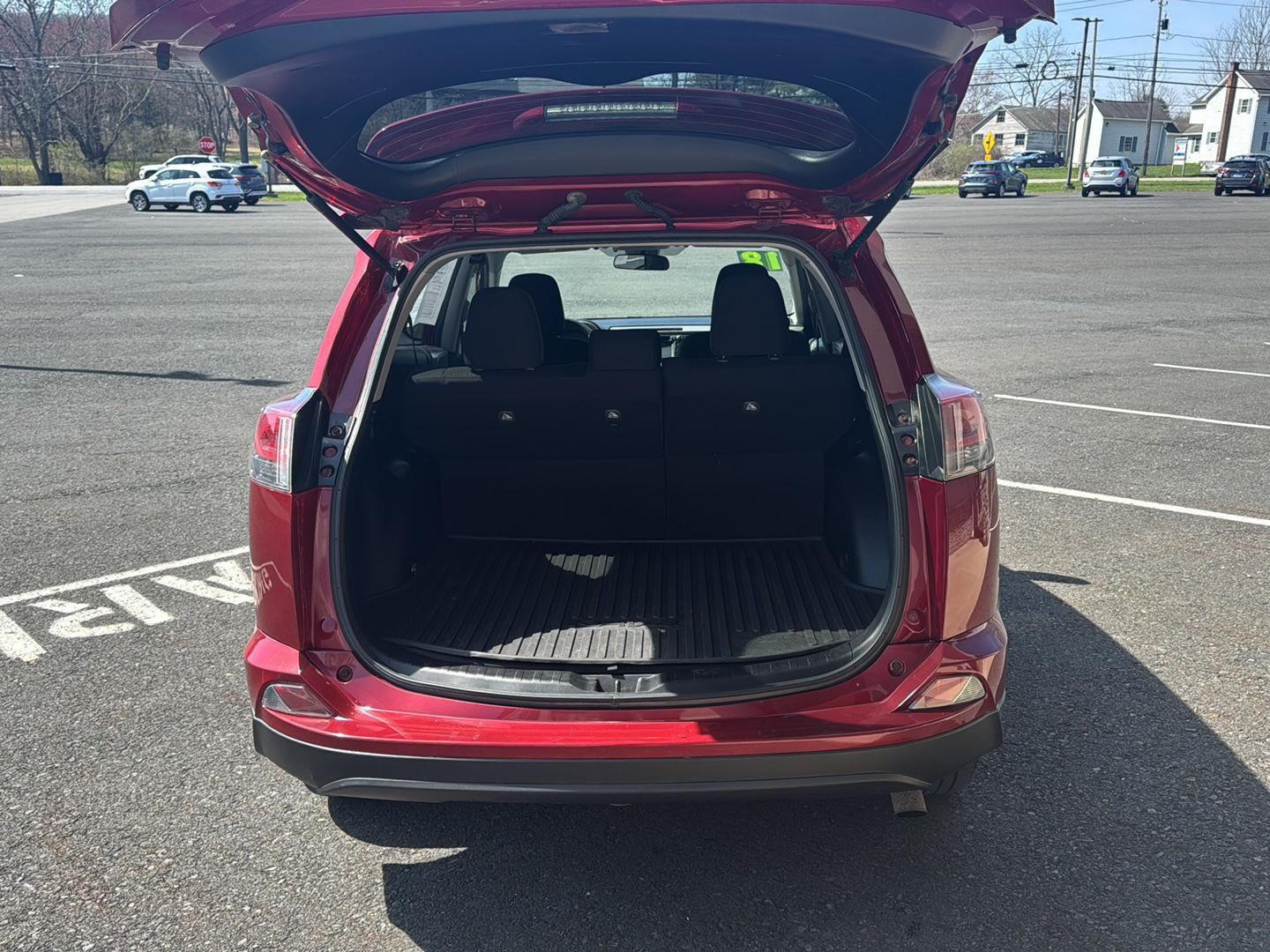 2018 Toyota RAV4 LE - Photo 32