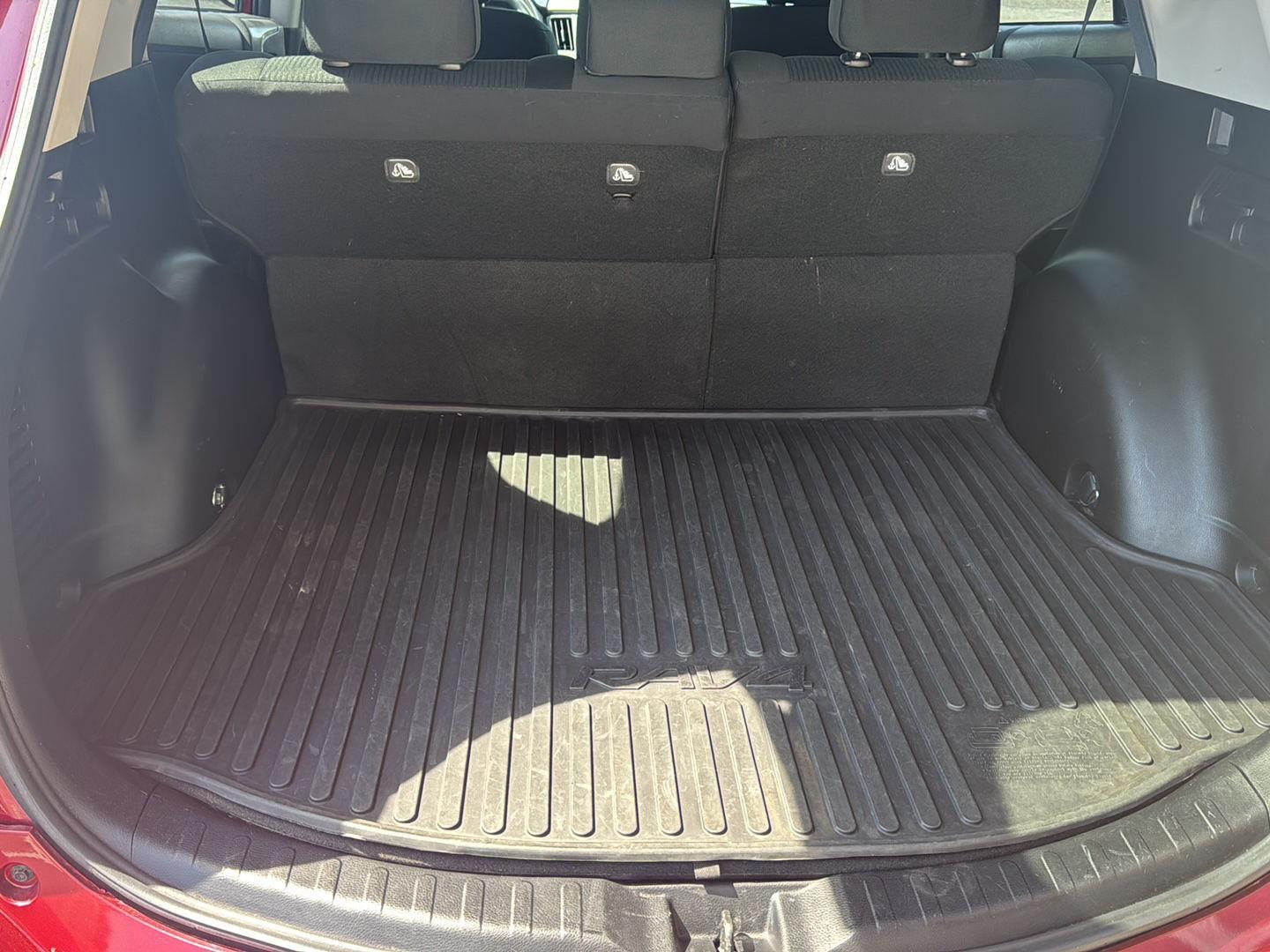 2018 Toyota RAV4 LE - Photo 33