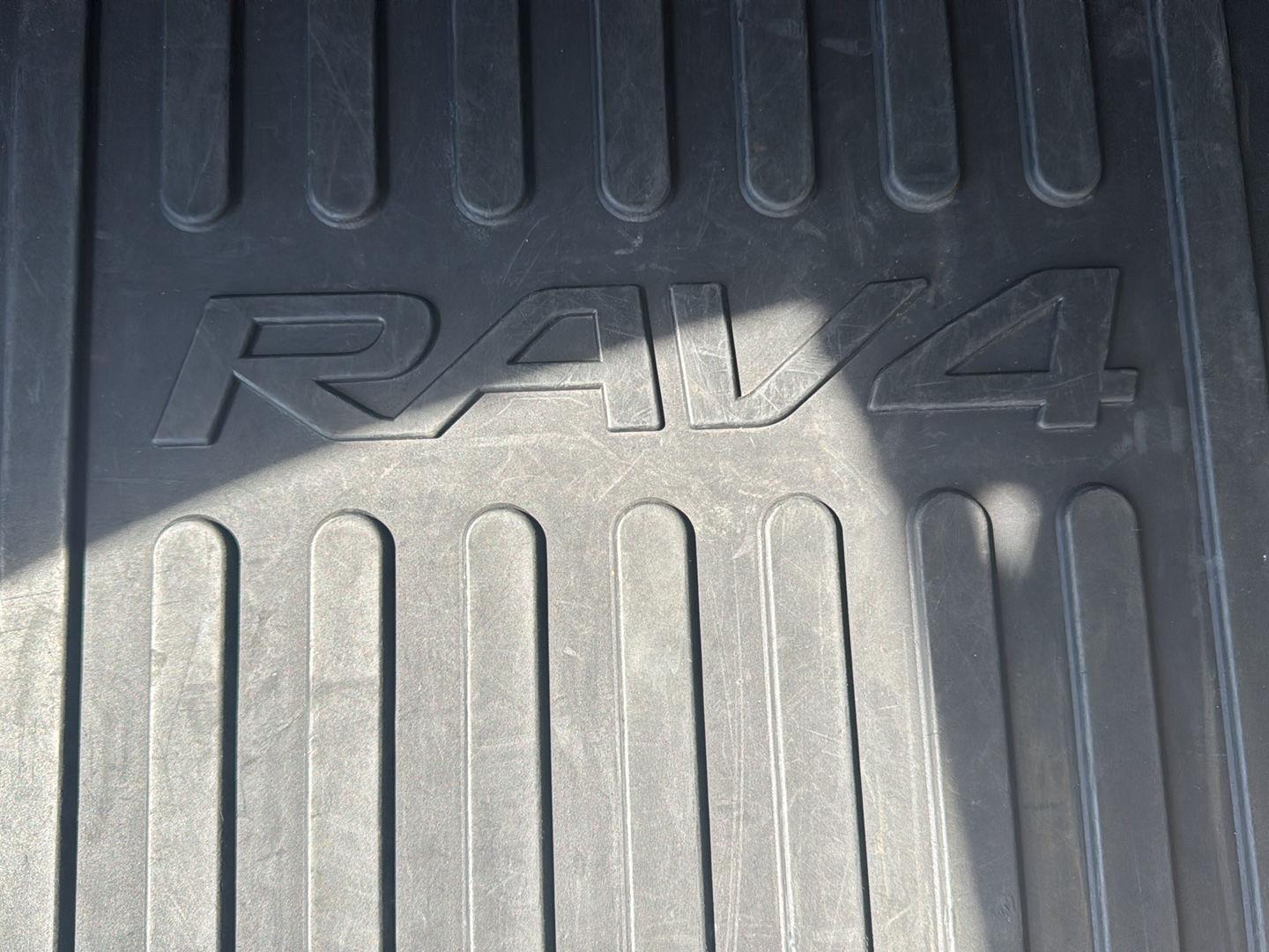 2018 Toyota RAV4 LE - Photo 34