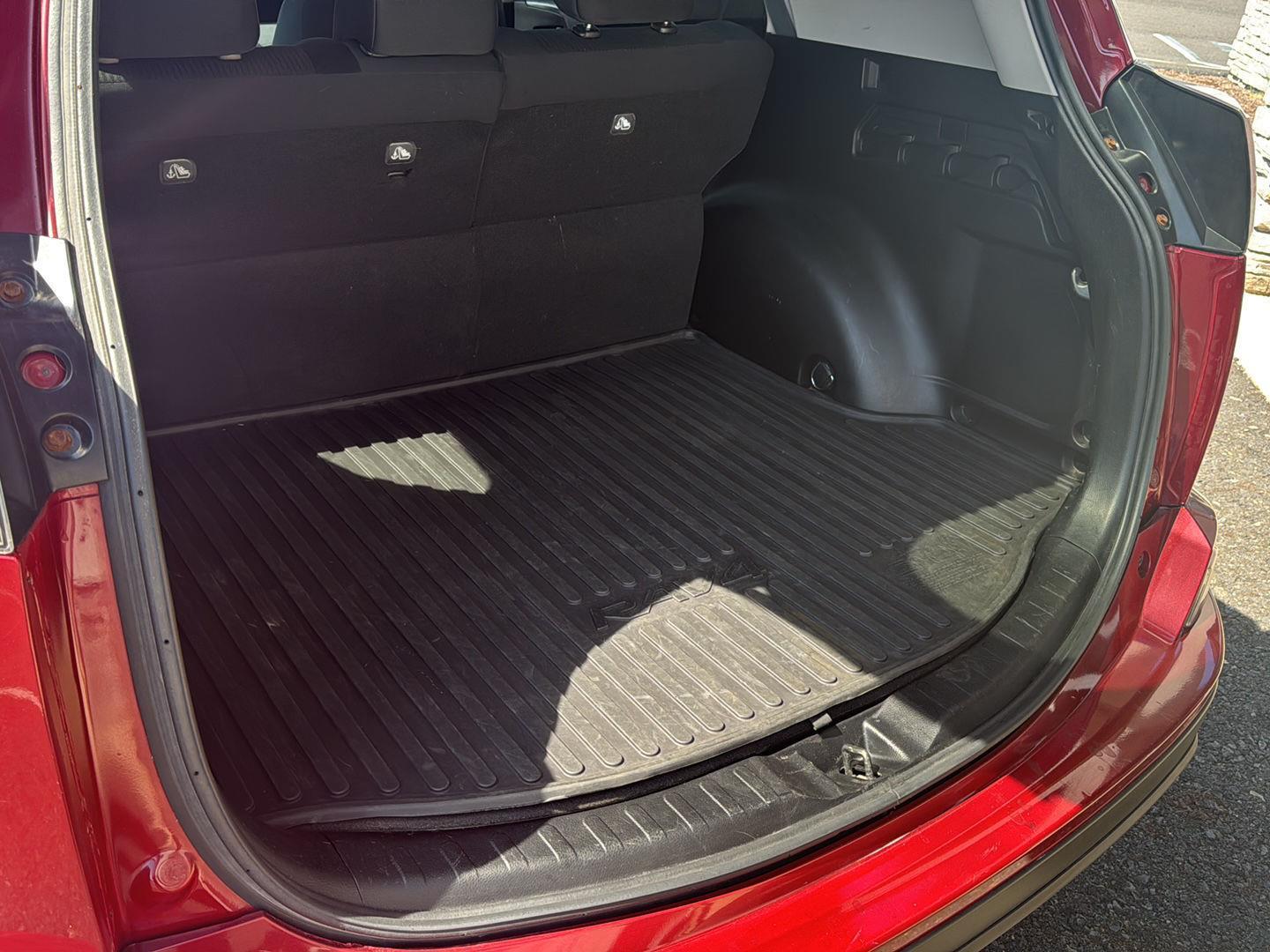 2018 Toyota RAV4 LE - Photo 35