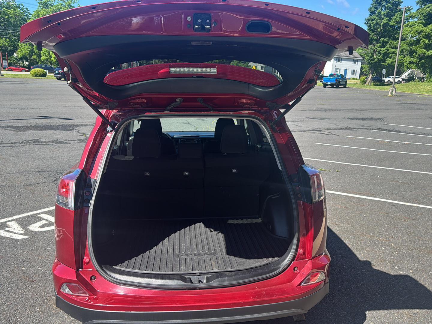 2018 Toyota RAV4 LE - Photo 38