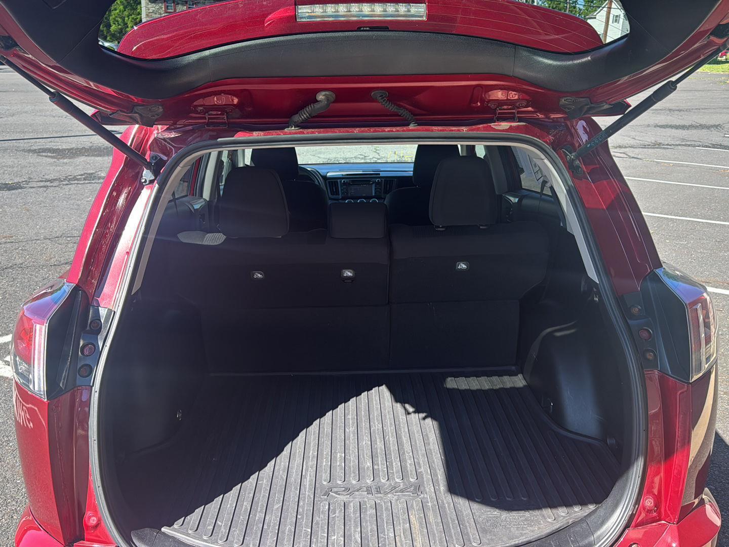2018 Toyota RAV4 LE - Photo 39