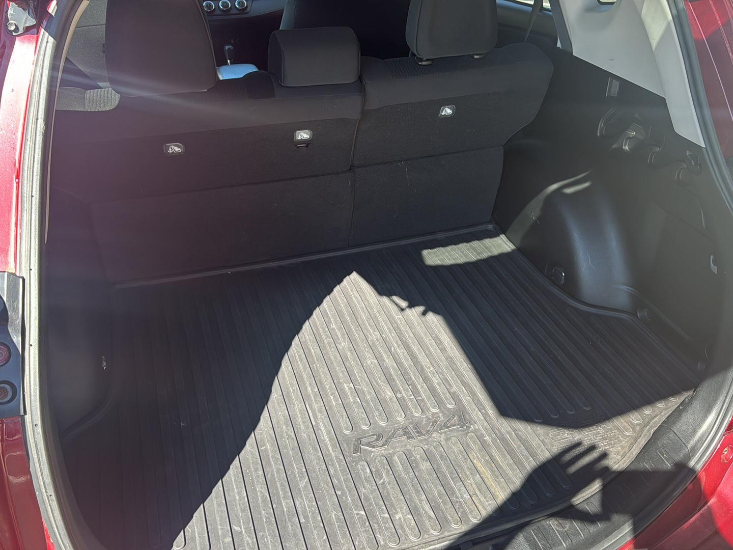 2018 Toyota RAV4 LE - Photo 40