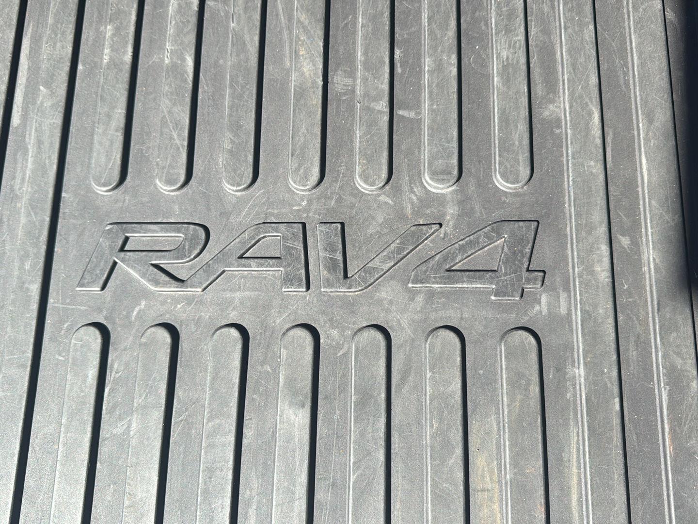 2018 Toyota RAV4 LE - Photo 41