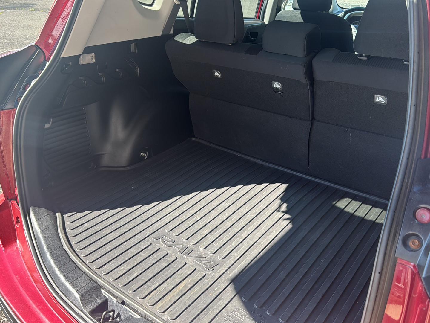 2018 Toyota RAV4 LE - Photo 42