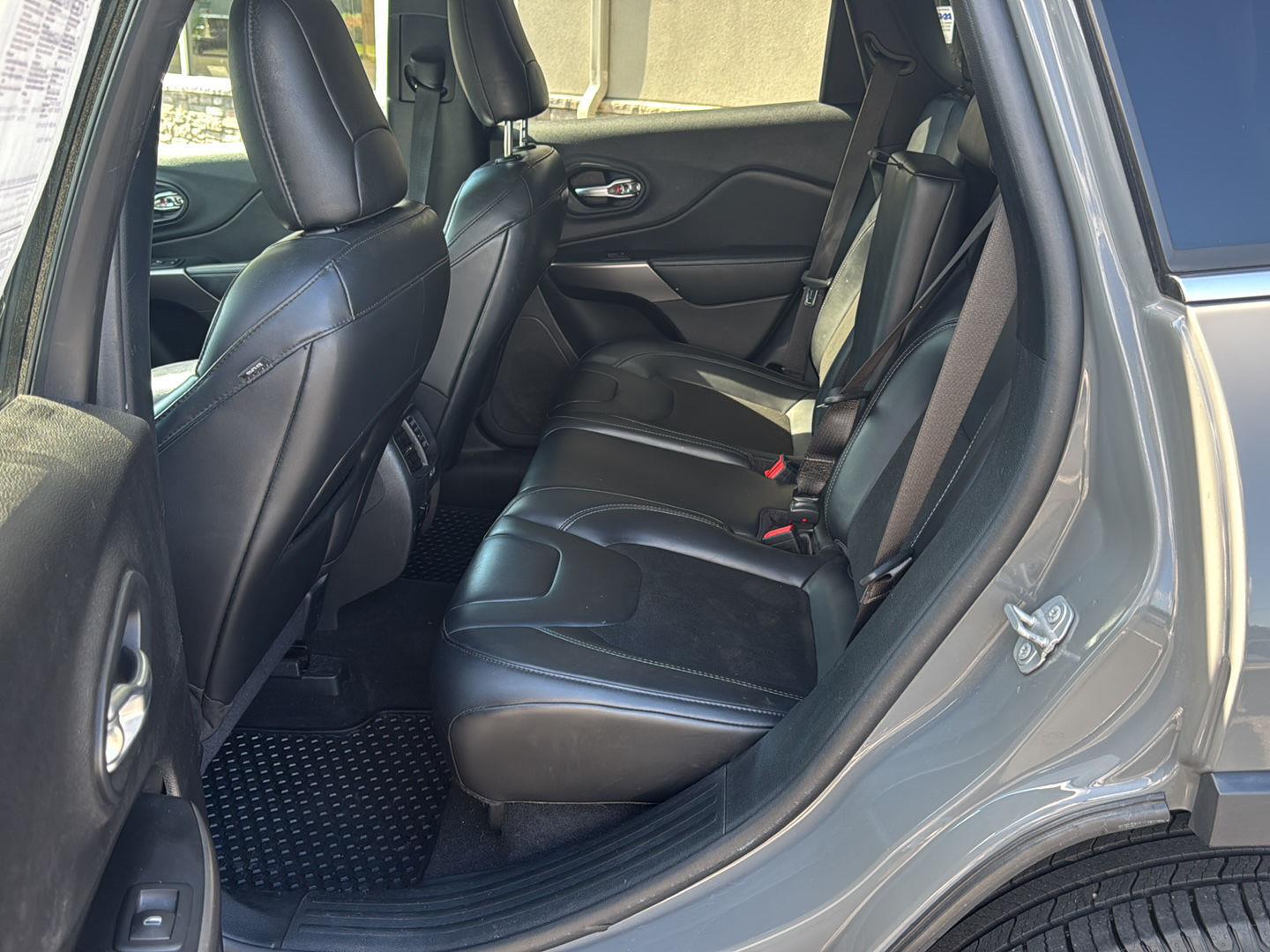 2020 Jeep Cherokee Latitude Plus - Photo 19