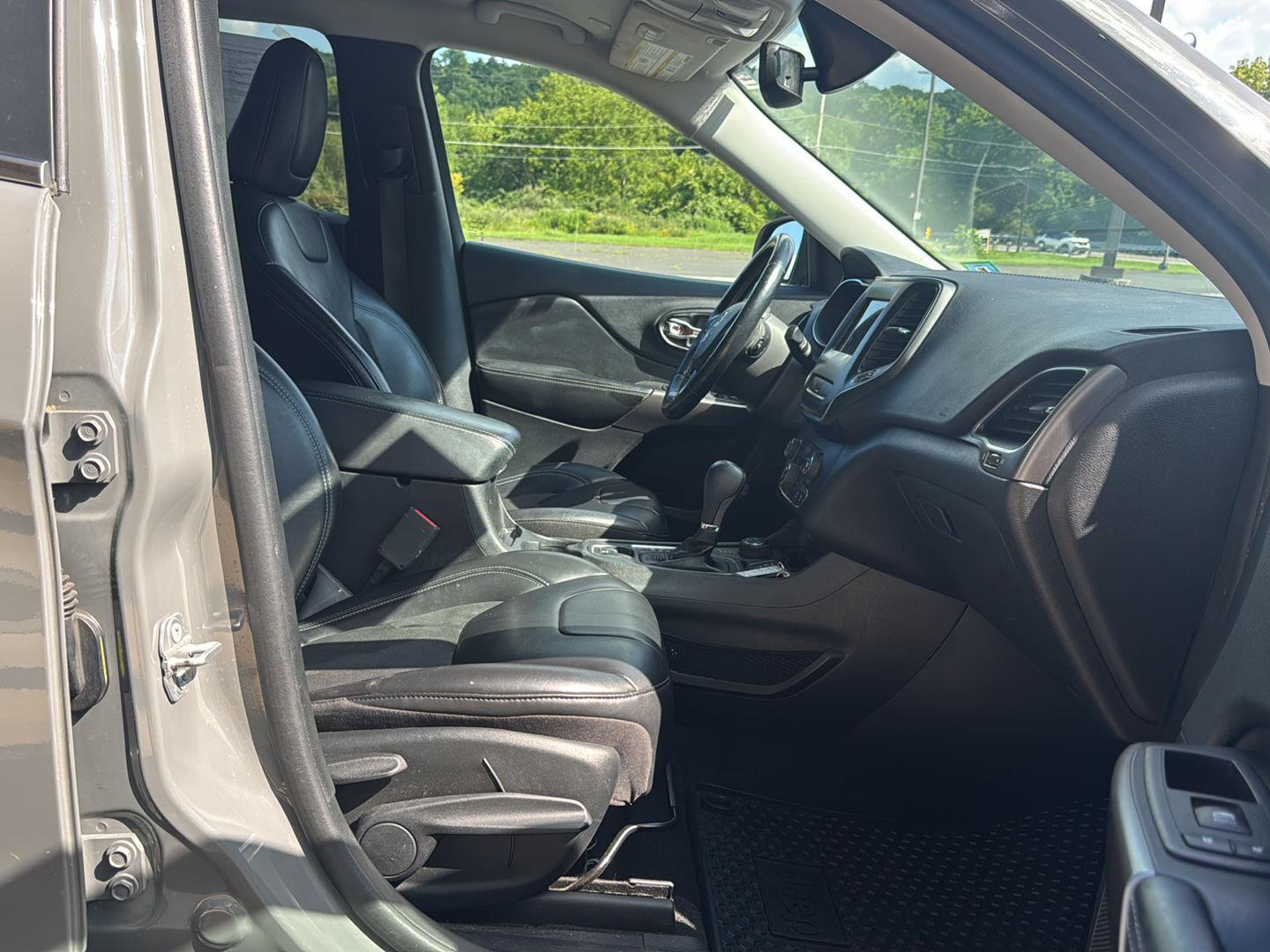 2020 Jeep Cherokee Latitude Plus - Photo 21