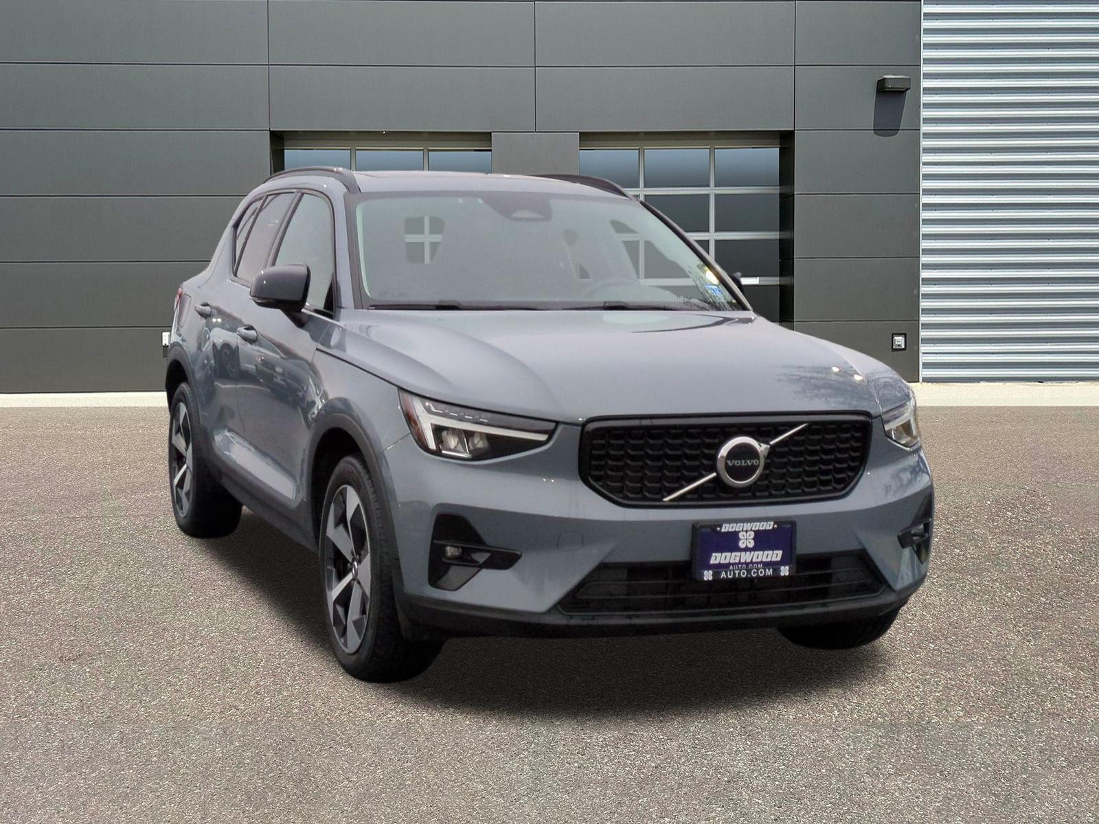 2023 Volvo XC40 B5 Plus Dark Theme AWD