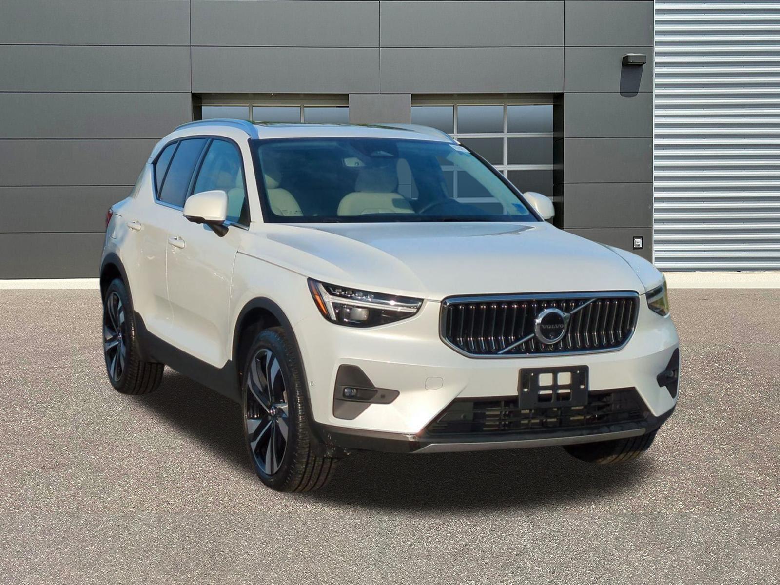 Crystal White Pearl 2025 Volvo XC40 B5 Ultra Bright Theme AWD SUV / Crossover All-Wheel Drive Automatic