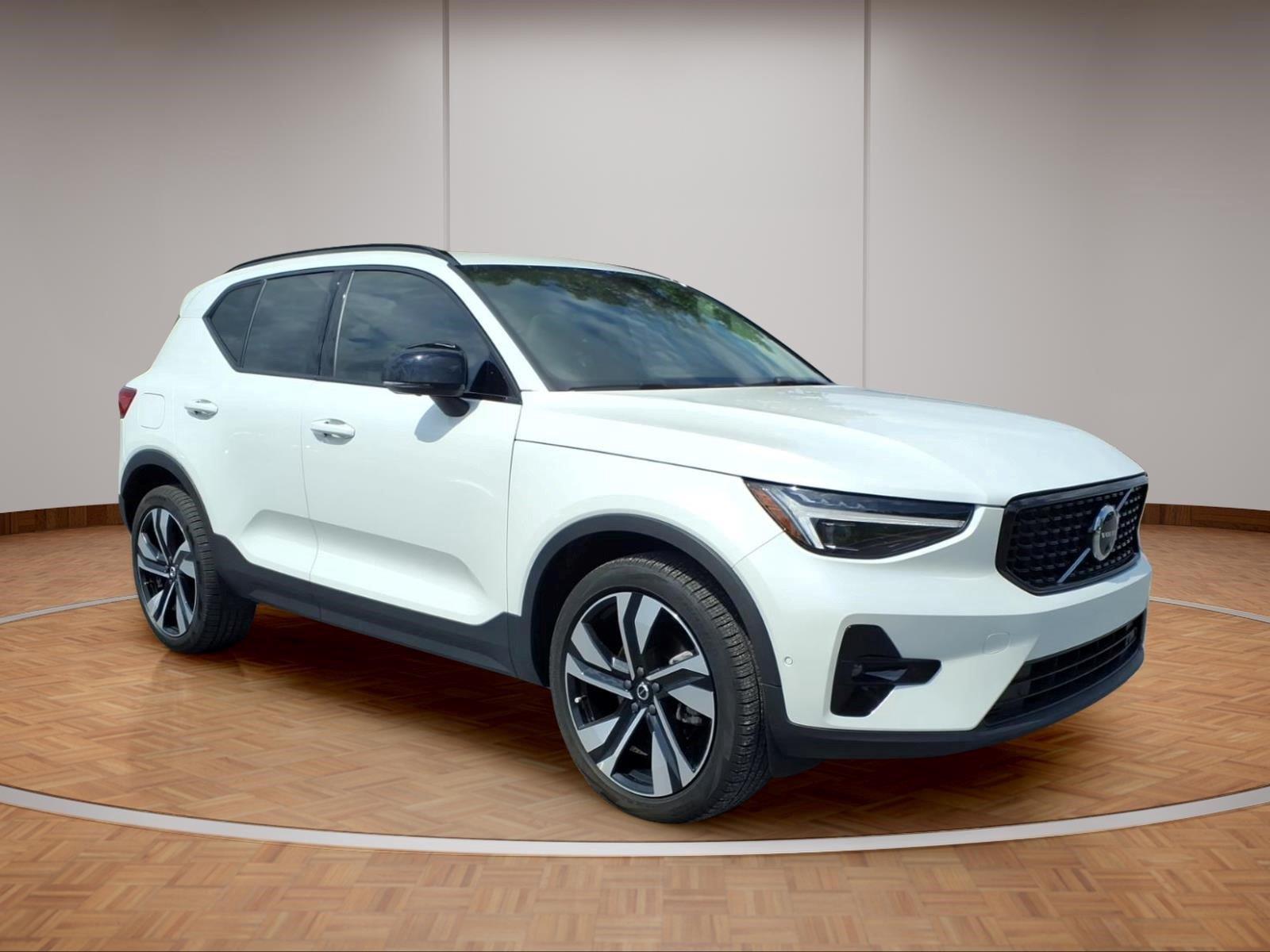 2024 Volvo XC40 B5 Ultimate Dark Theme AWD