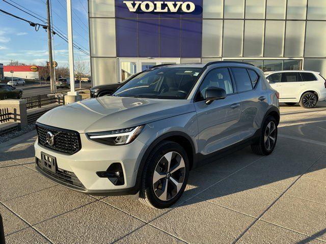 Gray (Vapour Grey Metallic) 2025 Volvo XC40 B5 Plus Dark Theme AWD SUV / Crossover All-Wheel Drive Automatic
