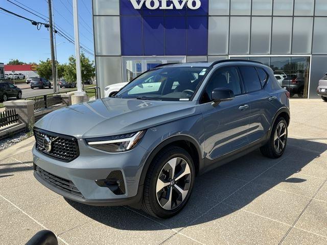 Gray (Thunder Grey Metallic) 2023 Volvo XC40 B5 Plus Dark Theme AWD SUV / Crossover All-Wheel Drive Automatic