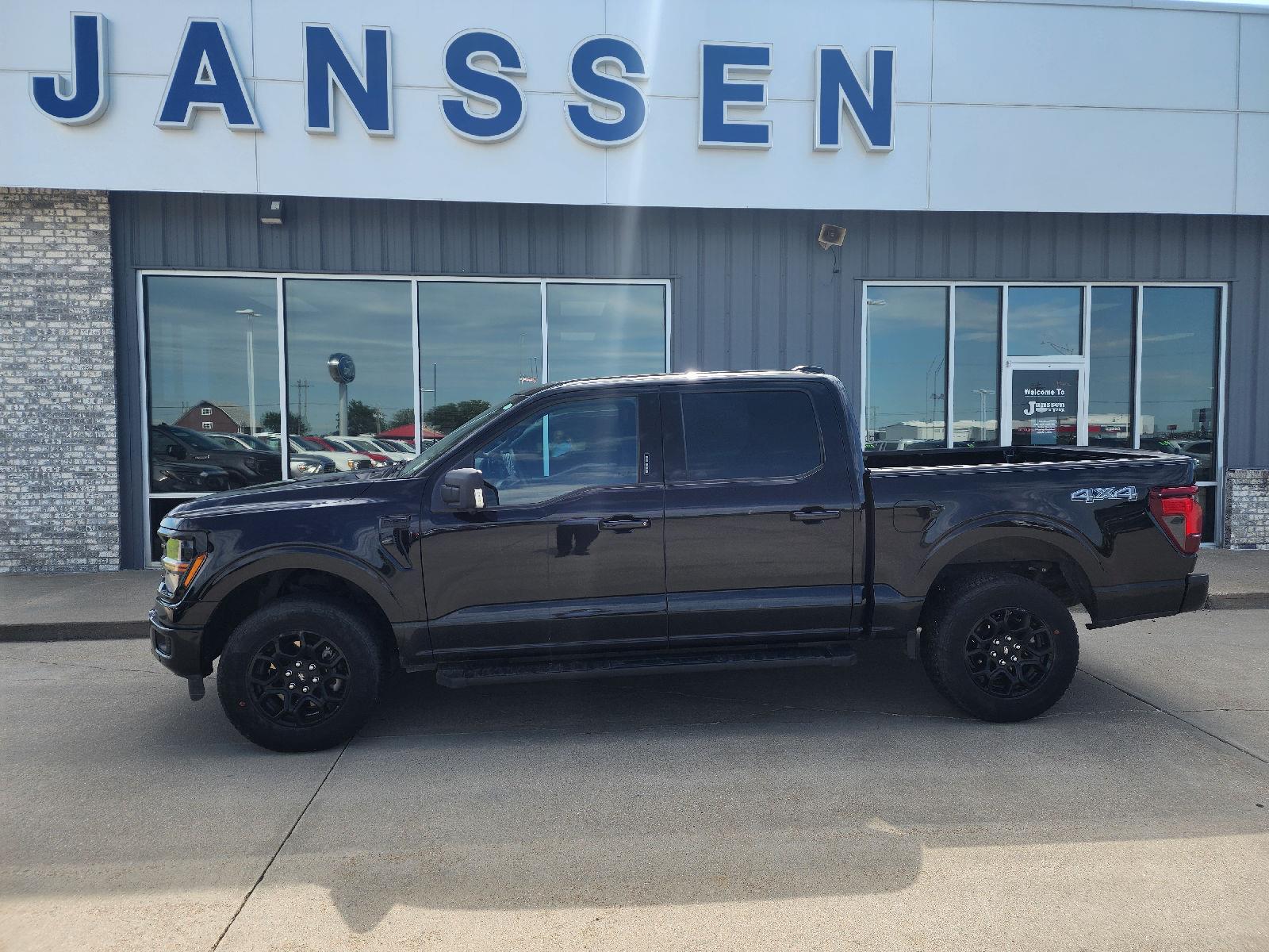 Agate Black Metallic 2024 Ford F-150 XLT SuperCrew 4WD Pickup Truck Four-Wheel Drive Automatic