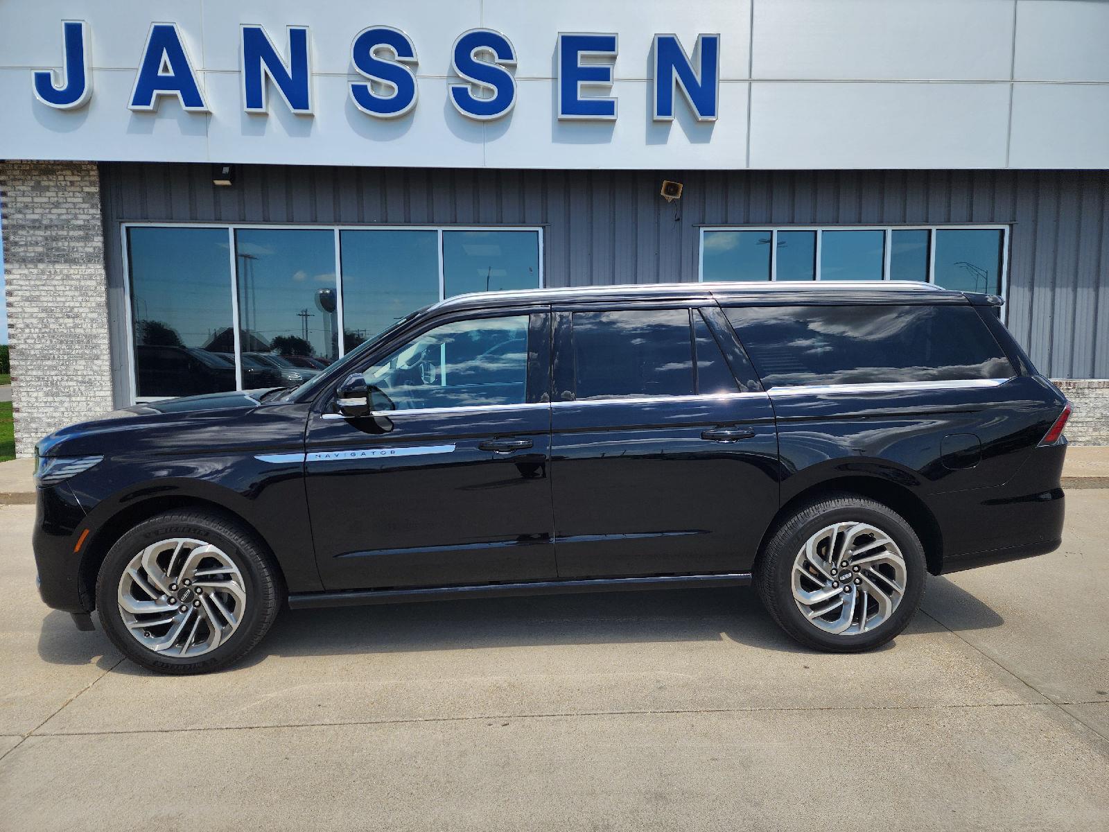 Infinite Black Metallic Clearcoat 2025 Lincoln Navigator SUV / Crossover Four-Wheel Drive Automatic