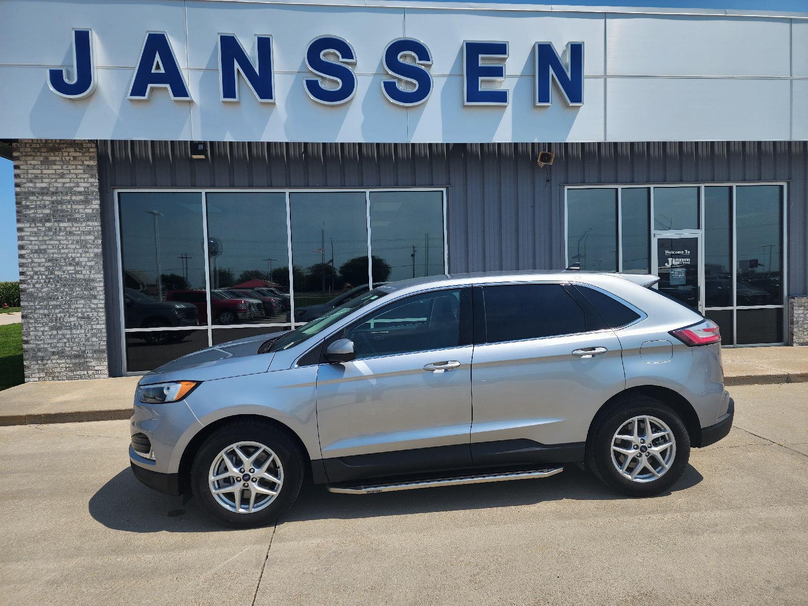 Iconic Silver Metallic 2022 Ford Edge SUV / Crossover All-Wheel Drive 8-Speed Automatic