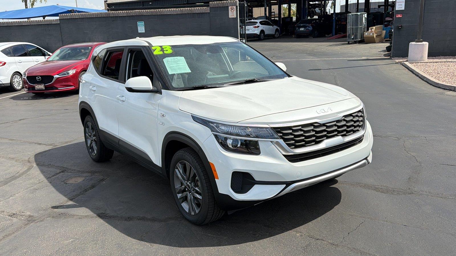 Snow White Pearl 2023 Kia Seltos SUV / Crossover All-Wheel Drive Continuously Variable Transmission