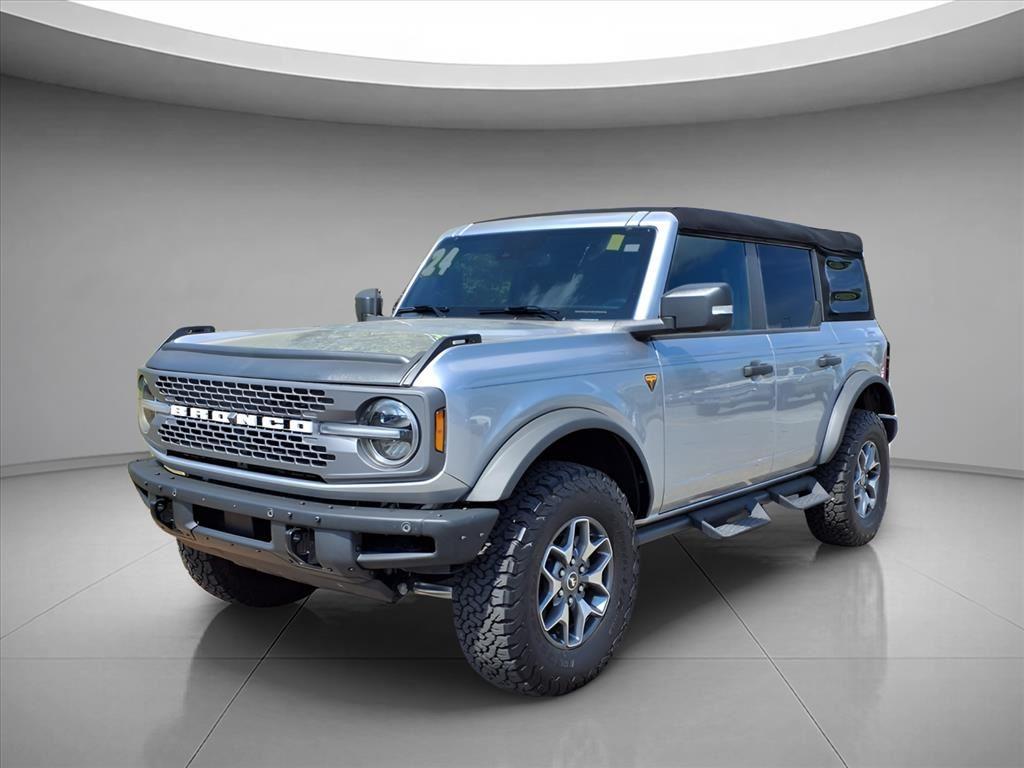 Iconic Silver Metallic 2024 Ford Bronco Badlands 4-Door 4WD SUV / Crossover Four-Wheel Drive 7-Speed Manual
