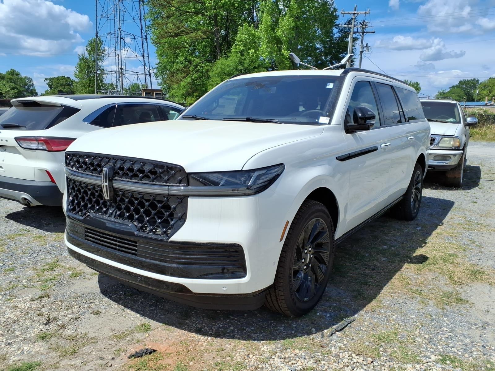 Pristine White Metallic Tri-Coat 2025 Lincoln Navigator L Reserve 4WD SUV / Crossover Four-Wheel Drive Automatic