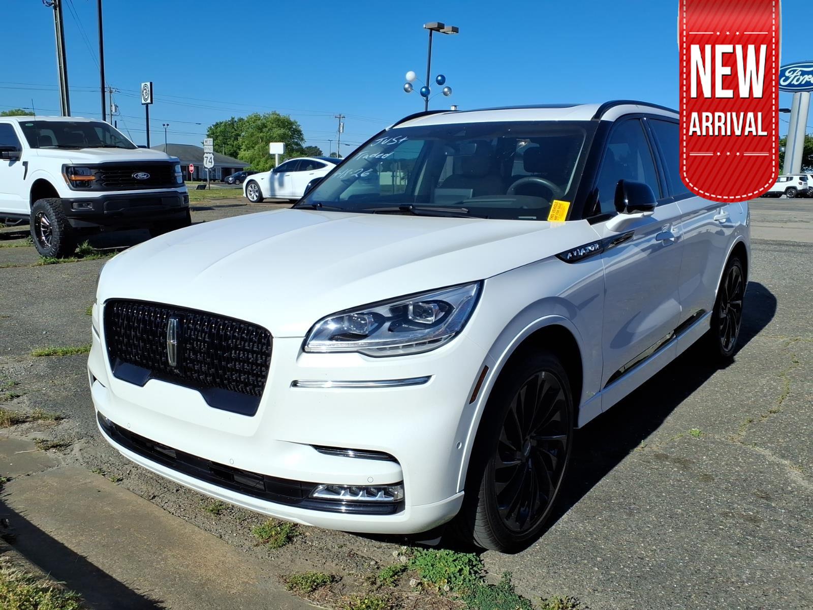 Pristine White Metallic Tri-Coat 2023 Lincoln Aviator Reserve AWD SUV / Crossover All-Wheel Drive Automatic