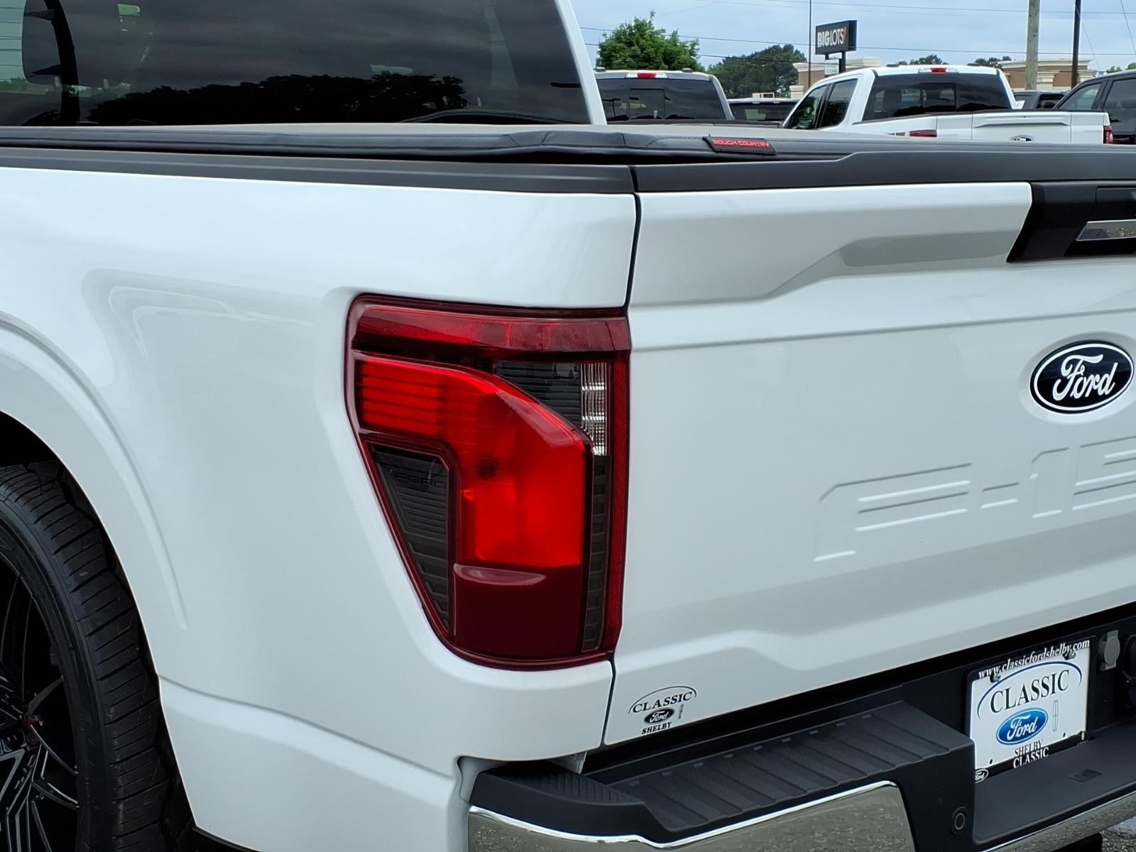 New 2024 OXFORD_WHITE Ford XLT image 17