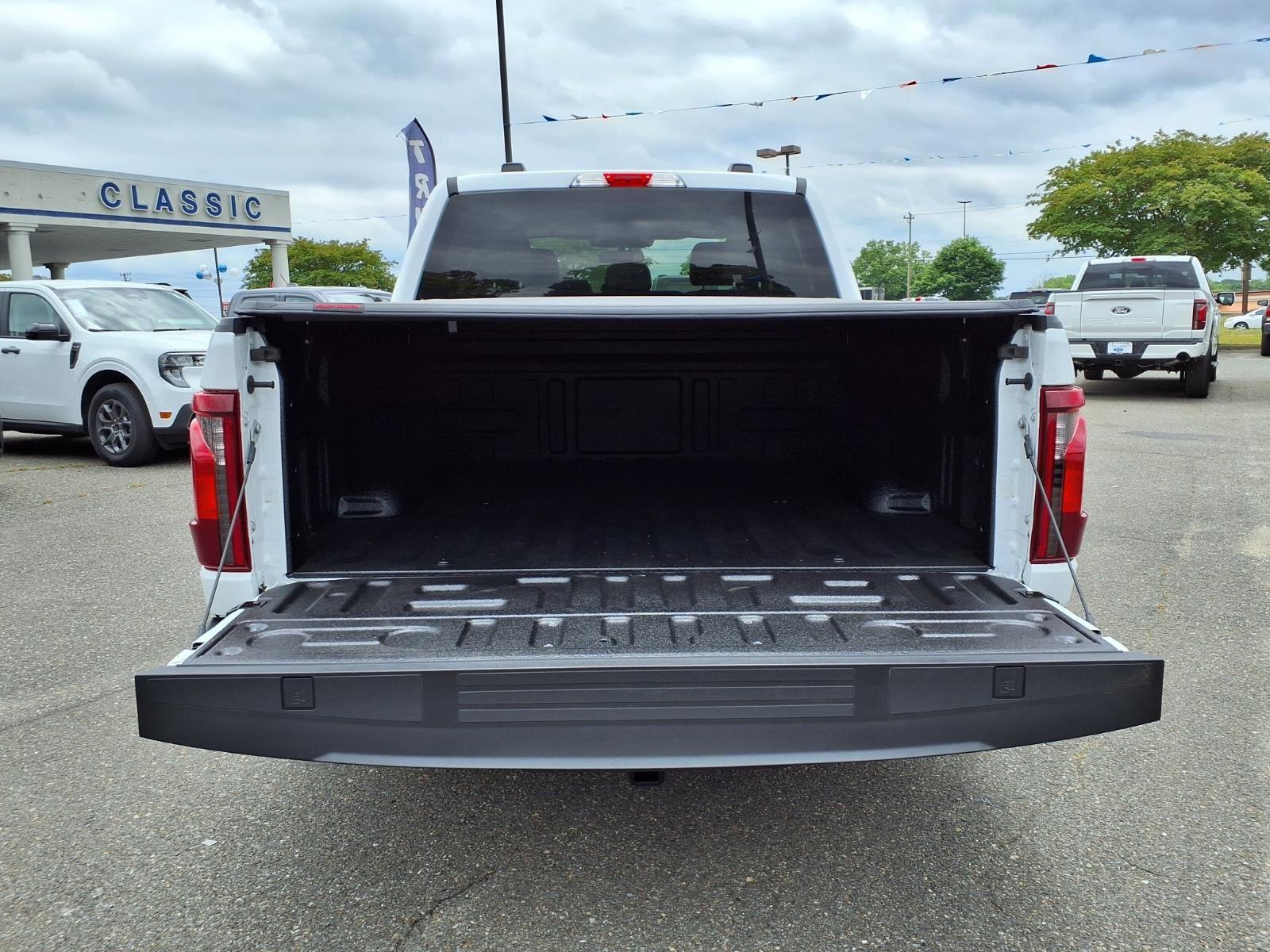 New 2024 OXFORD_WHITE Ford XLT image 32