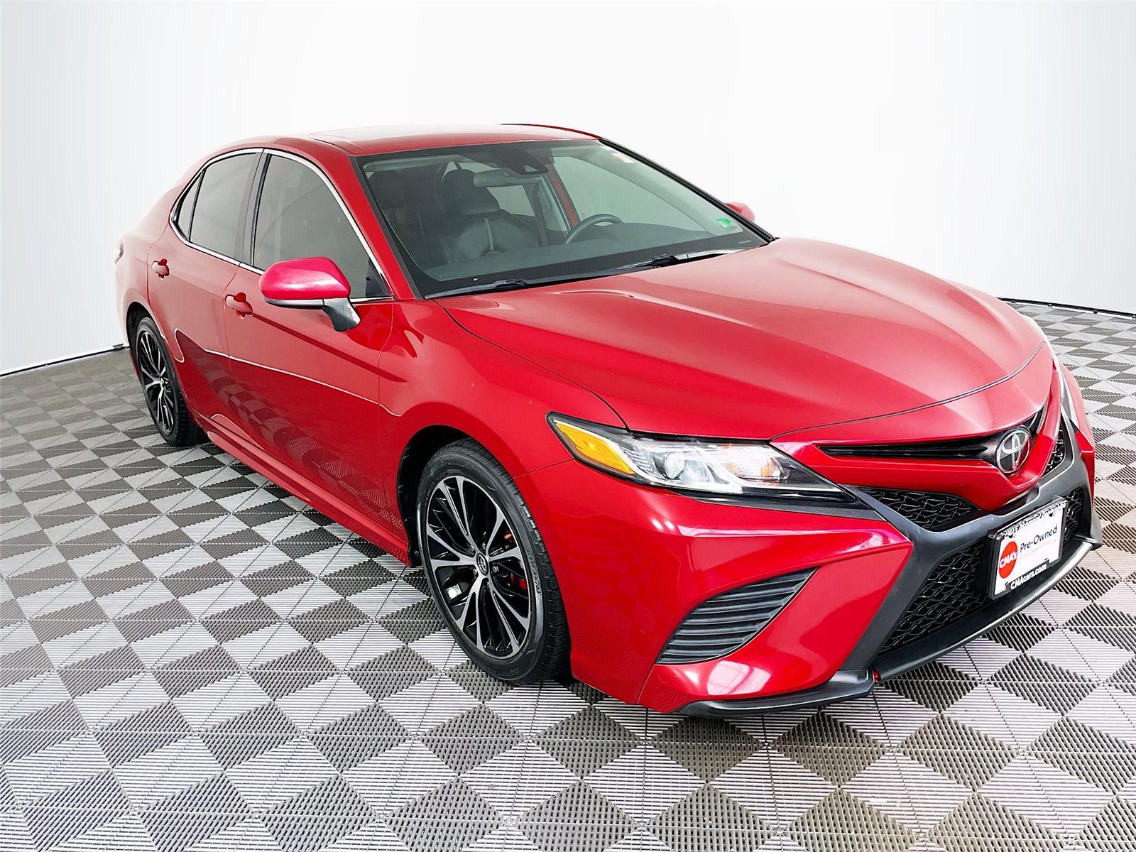 2020 Toyota Camry SE FWD Rojo (Supersonic Red) Sedán Tracción delantera 8 velocidades Automática