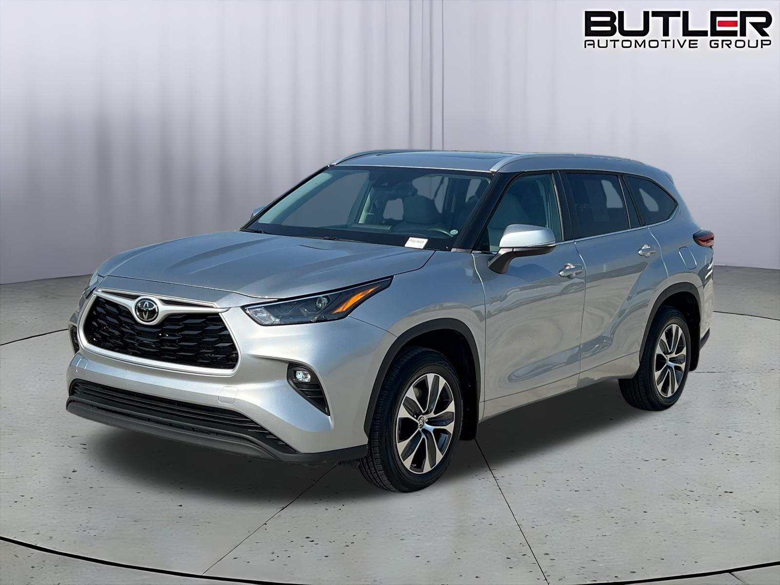 Celestial Silver Metallic 2023 Toyota Highlander XLE FWD SUV / Crossover Front-Wheel Drive 8-Speed Automatic