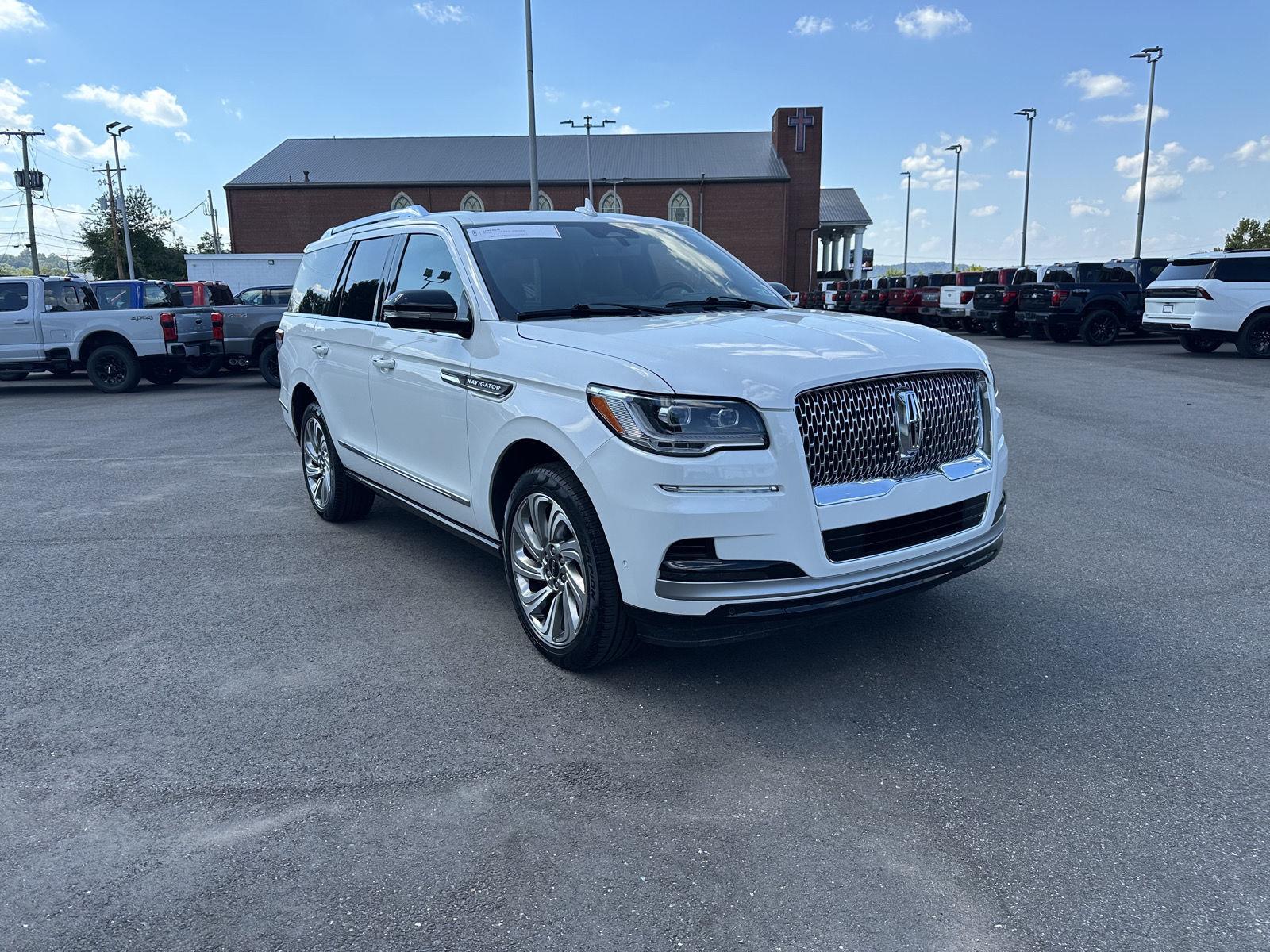 Pristine White Metallic Tri-Coat 2024 Lincoln Navigator SUV / Crossover Four-Wheel Drive Automatic