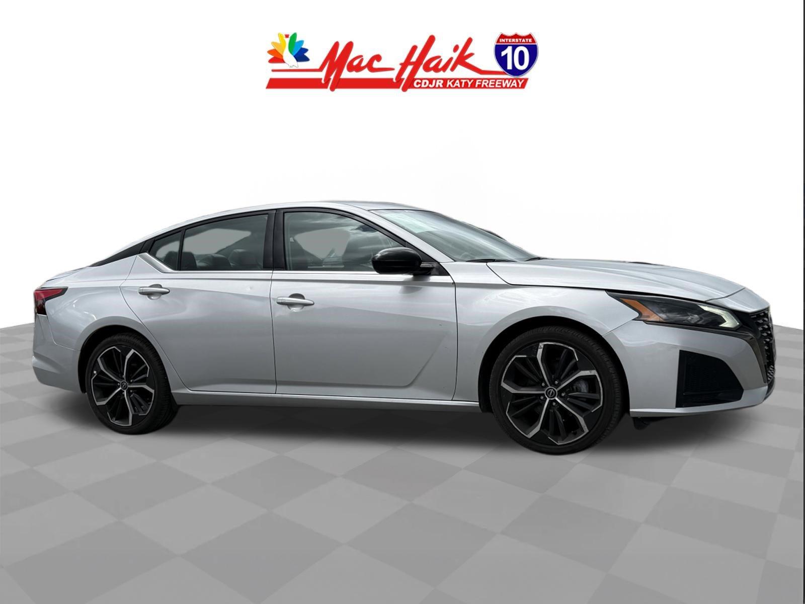 Brilliant Silver Metallic 2024 Nissan Altima Sedan Front-Wheel Drive Continuously Variable Transmission