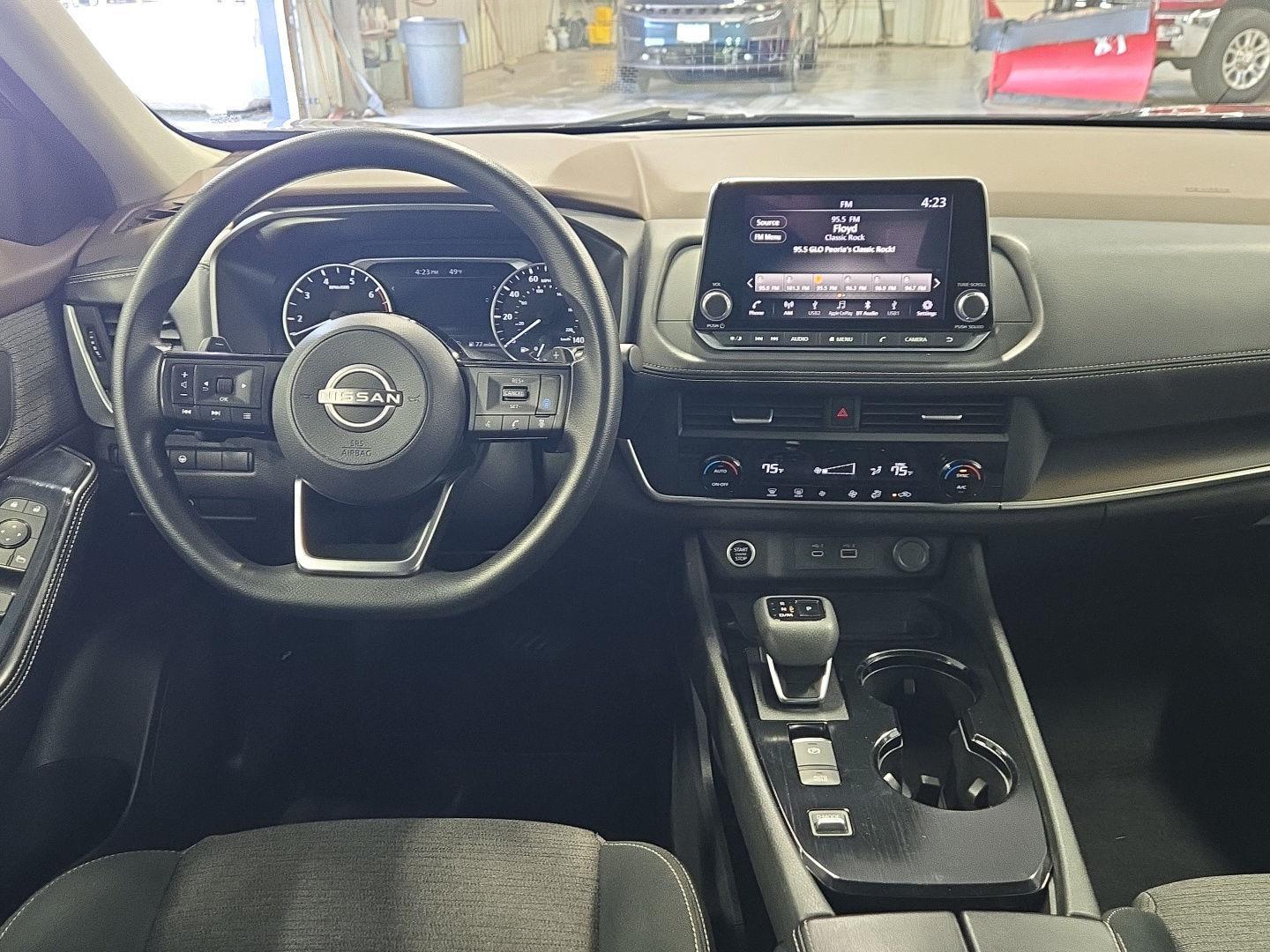 View vehicle photo 3